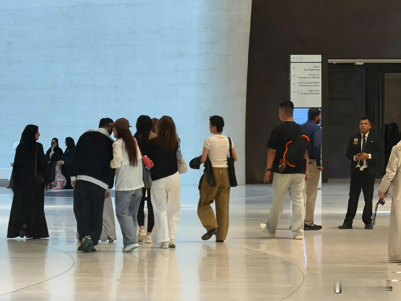 12月9日，刘亦菲素颜旅游上热搜！手戴大钻戒，身边围着一圈人，38岁的年纪，1