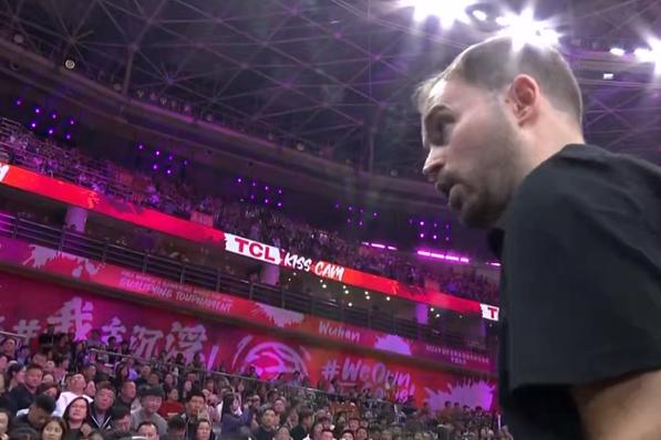 于嘉这解说也是无敌了，罗欣棫违体犯规都回放过了，还隔着刚才没看到。裁判都举着手，