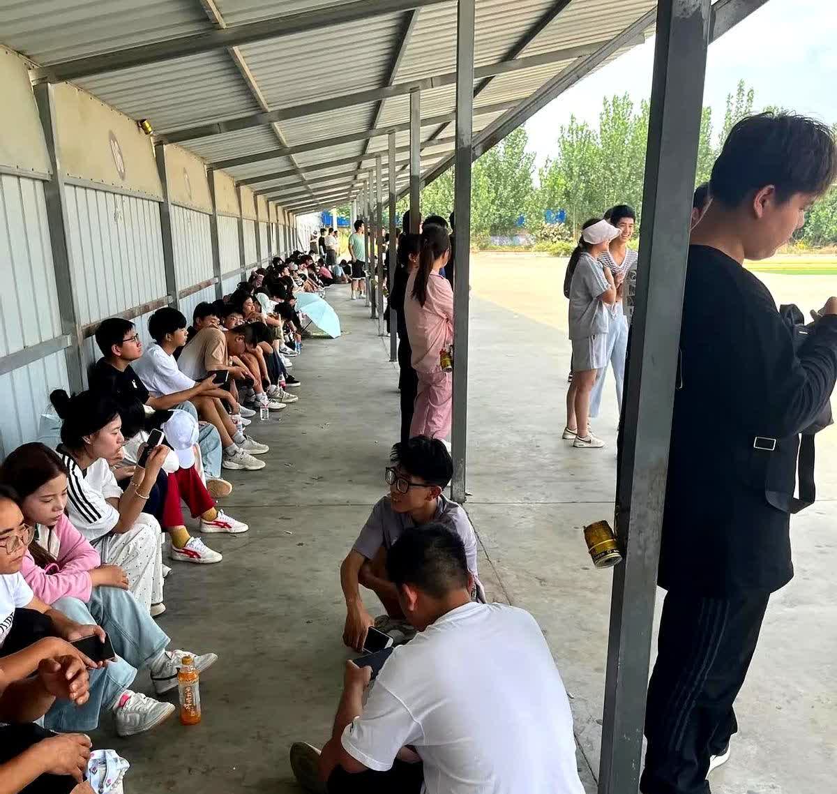 四次科目二没过，不是因为技术差，而是因为考试那十分钟里心跳声盖过了教练的口令。