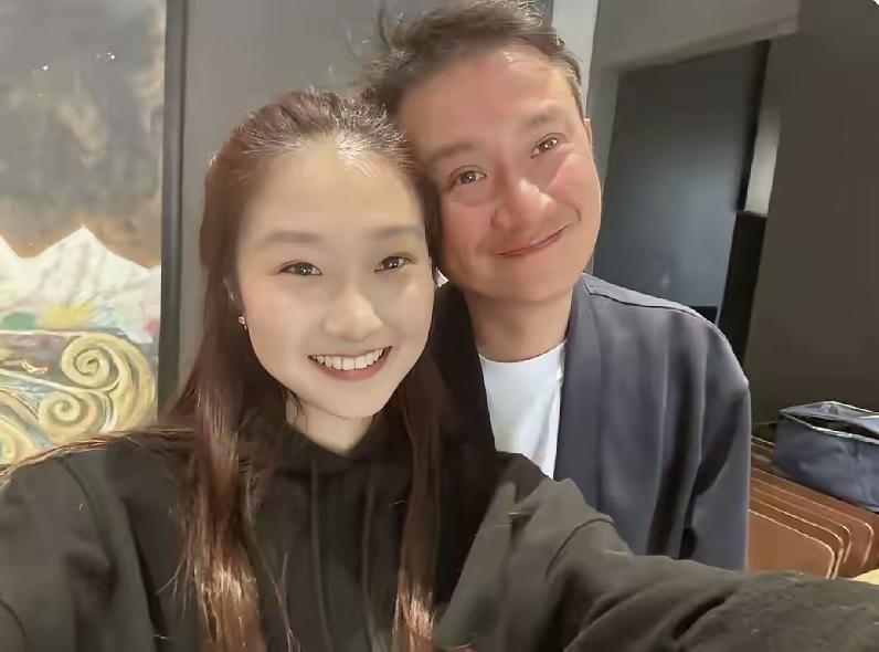 文章和马伊俐的大女儿文爱马，长得就是爸爸妈妈的集合体，俩个人的五官合在一起，没有