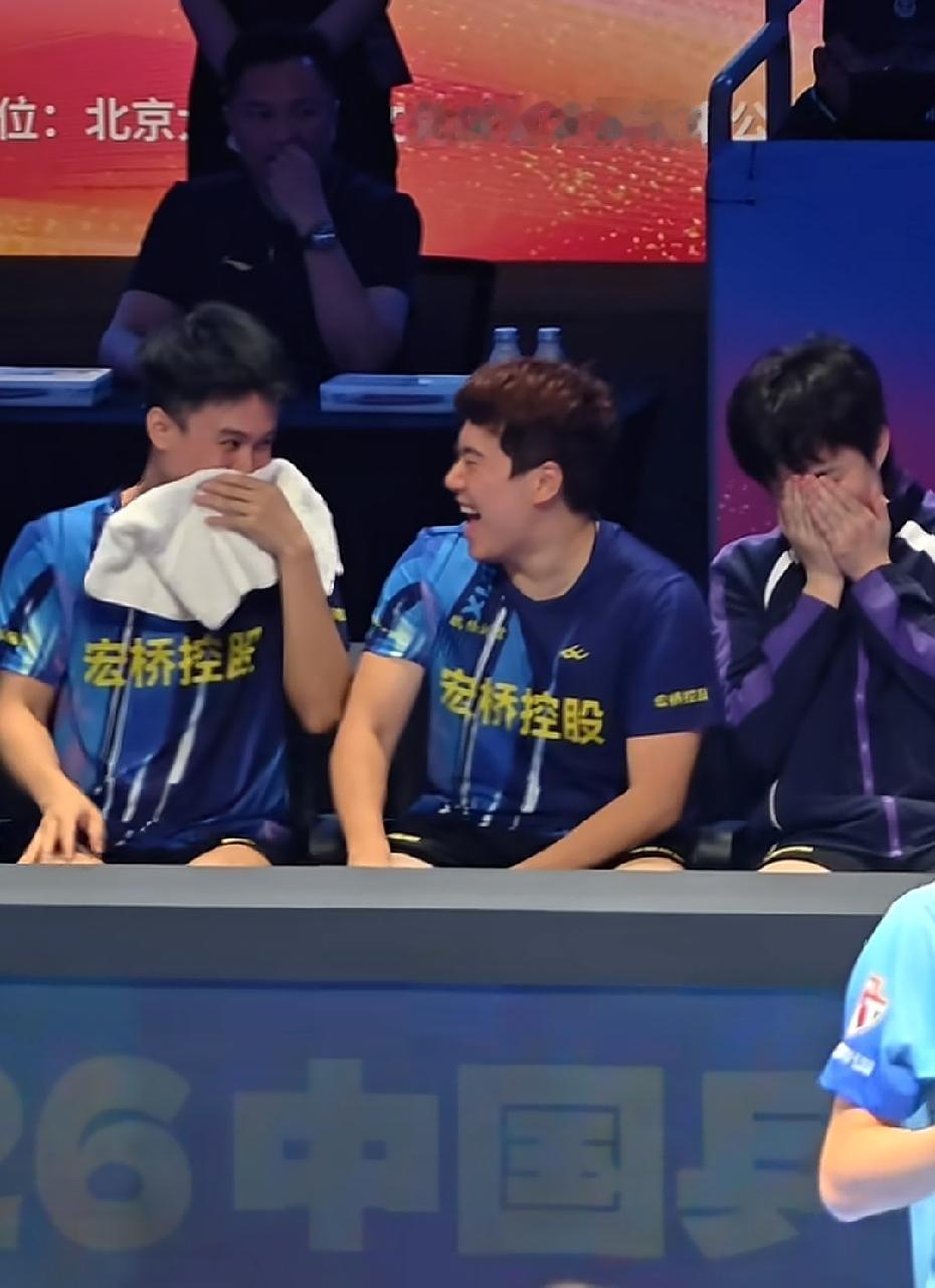 三个女人一台戏，三个男人演喜剧；本来双甜在一起就很搞笑了，现在又加上了一个启豪，