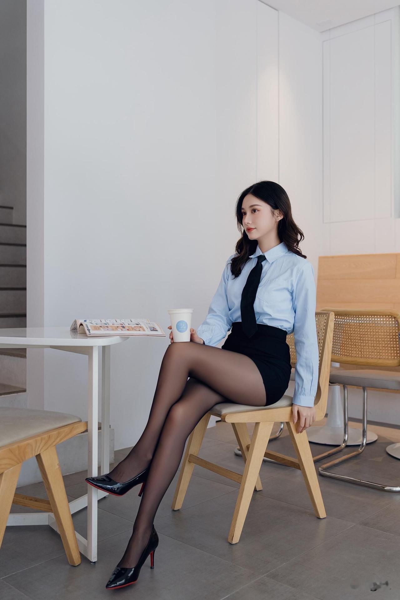 宝子们！今天这套职场look我真的爱了～浅蓝衬衫+黑色领带，干练又带点小性感，下