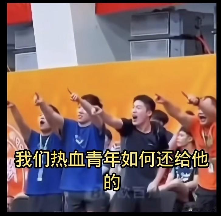 俩小的这么弄挺正常的，俩老队医和教练也跟着一起闹，笑死了[大笑]作弊叔使出浑身