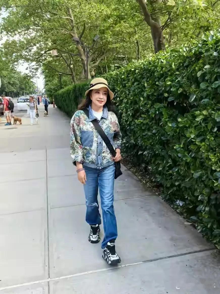 74岁的刘晓庆逛街被偶遇，她的穿搭瞬间成为焦点。只见她身着破洞裤搭配休闲装，这一