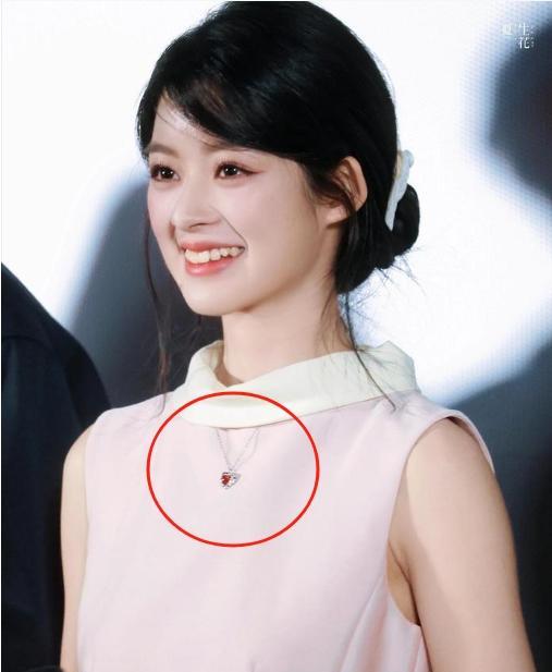 不查不知道，一查我都惊呆了黄杨钿甜的爸爸不姓黄，妈妈也不姓黄，她的名字可不简单