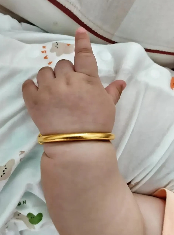 被娘家这事搞得烦死了！弟弟二胎，我妈电话催我买金镯子，弟媳生老大时我花一万多买手