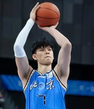 北京男篮球员曾凡博又受伤了。据《天天体育》透露曾凡博的腰在对阵宁波的比赛中被撞，