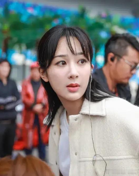 终于懂了为什么杨紫混迹娱乐圈几十年，热度一直稳居高位，从来不会塌房！完全不是单纯