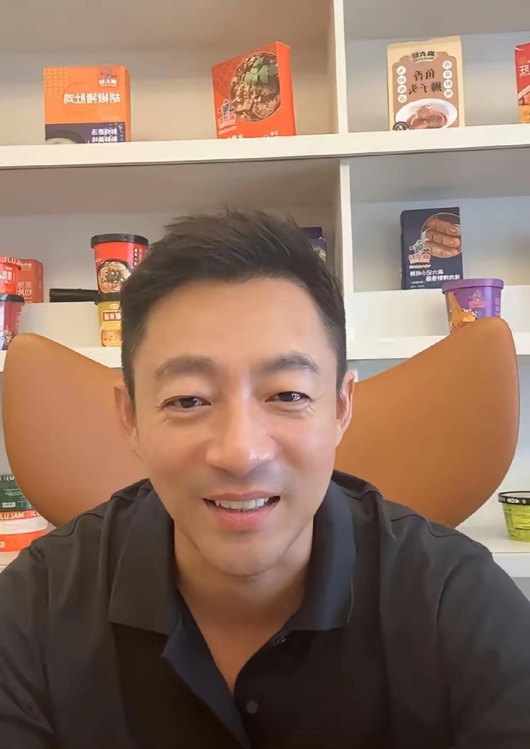 汪小菲直播聊就业观点，与母亲张兰截然不同！网友吵翻了：这次我挺他！“不比较，专