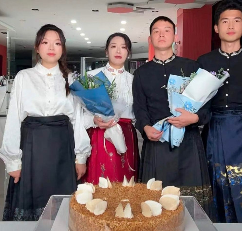 你说这巧不巧谢浩楠一家直播带货正好赶上谢浩楠妈妈生日。一家人又是唱
