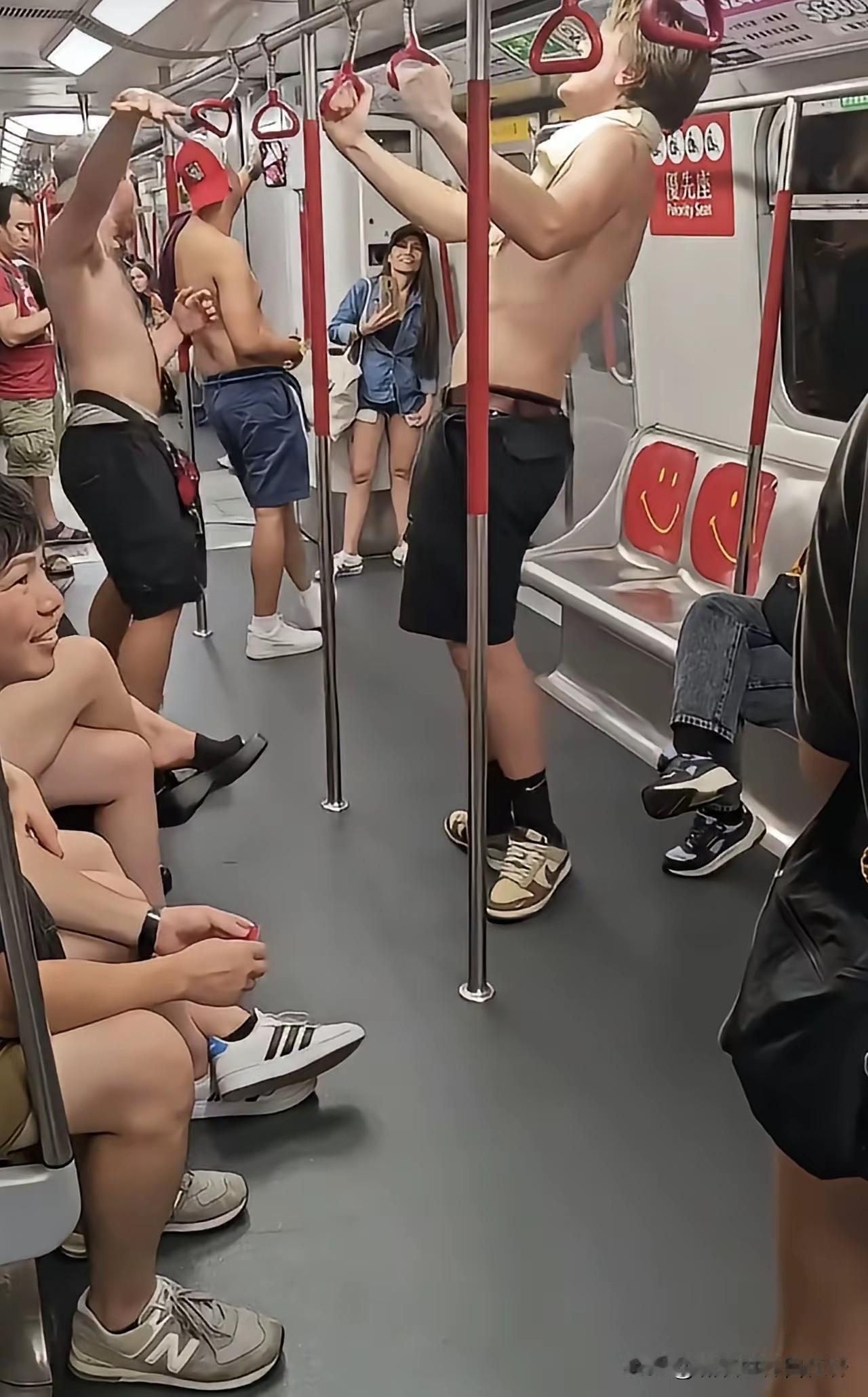 多名外国人在香港地铁内衣冠不整还大呼小叫，甚至上了地铁后依的还在撒酒疯。这就是