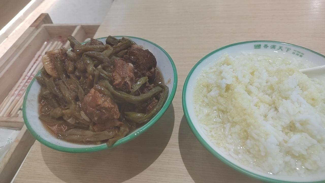 昨天一帮人在一起吃饭，其中有个人，当然是男生，也就四十几岁。没等菜上完，没等大家