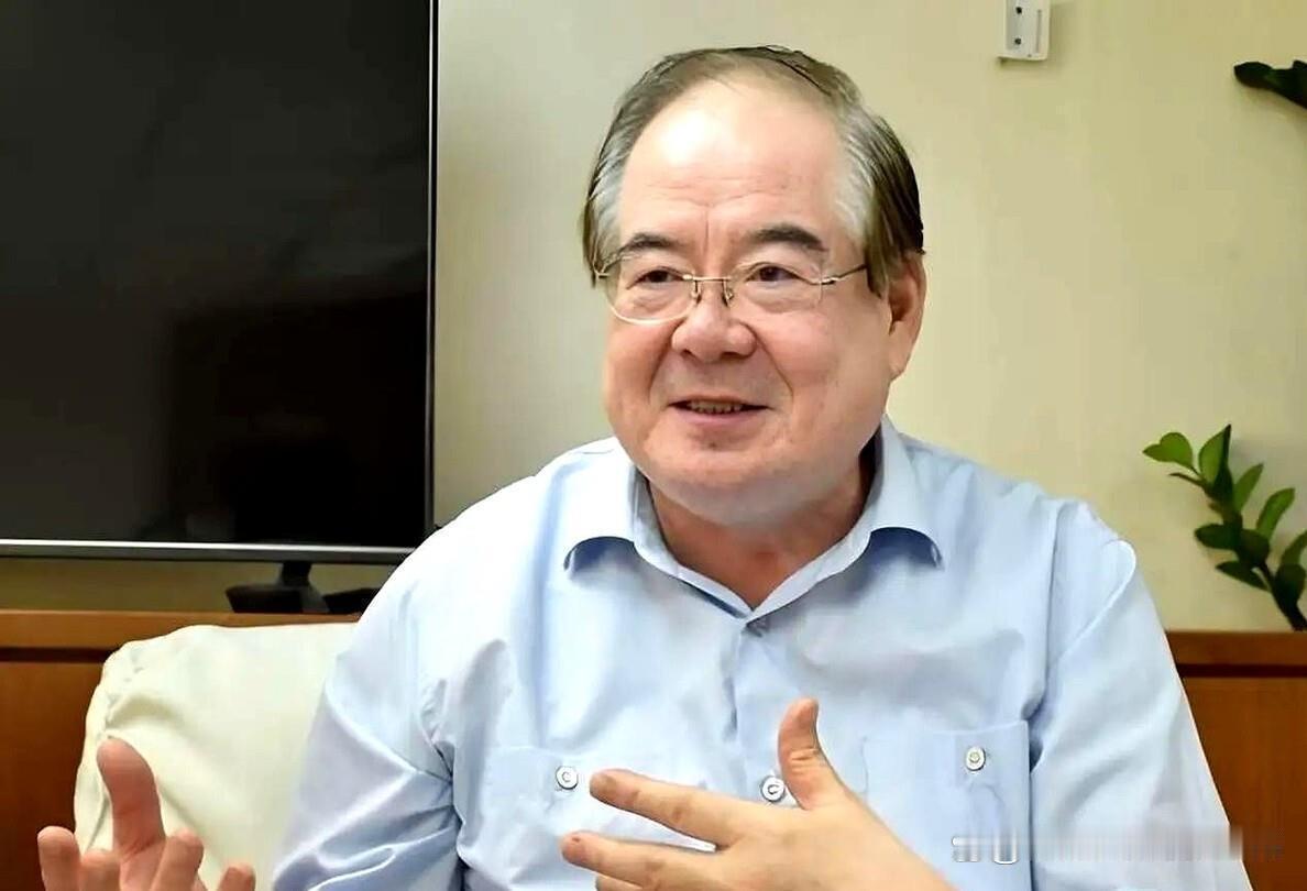 国民党副主席李乾龙，77岁了，前两天干了一件事：他死活不要人扶，自己一步一步，爬