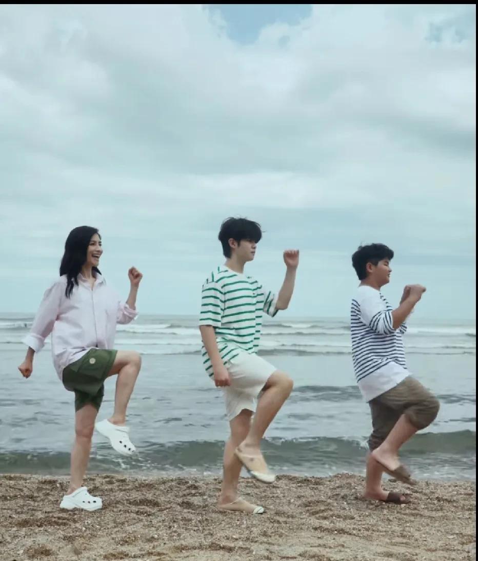 漂亮妈妈胡可和她两个宝贝儿子，胡可那可是传媒大学的校花，爸爸沙溢号称军艺的校草，