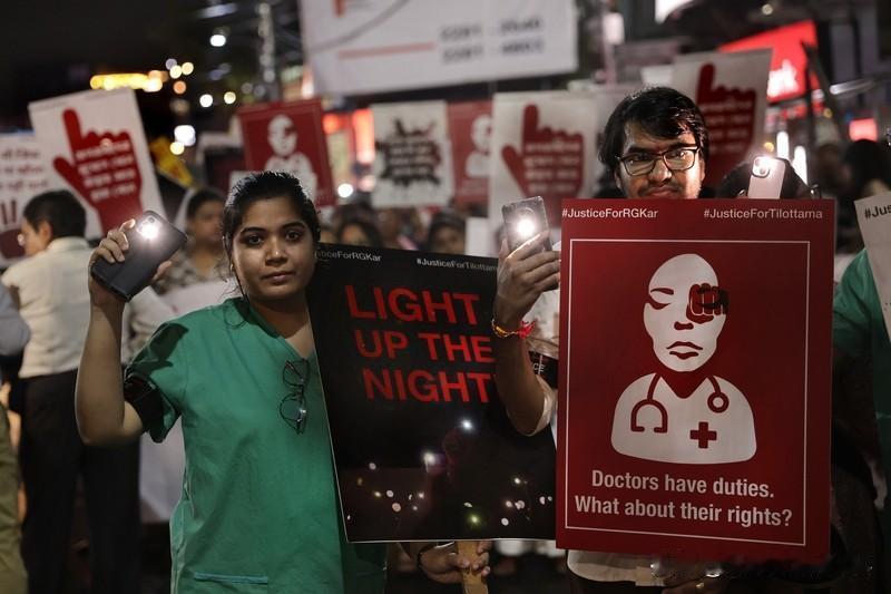 曝印度男子夜举火把给太阳能板充电2025年12月26日，俄罗斯发布的一则视频火