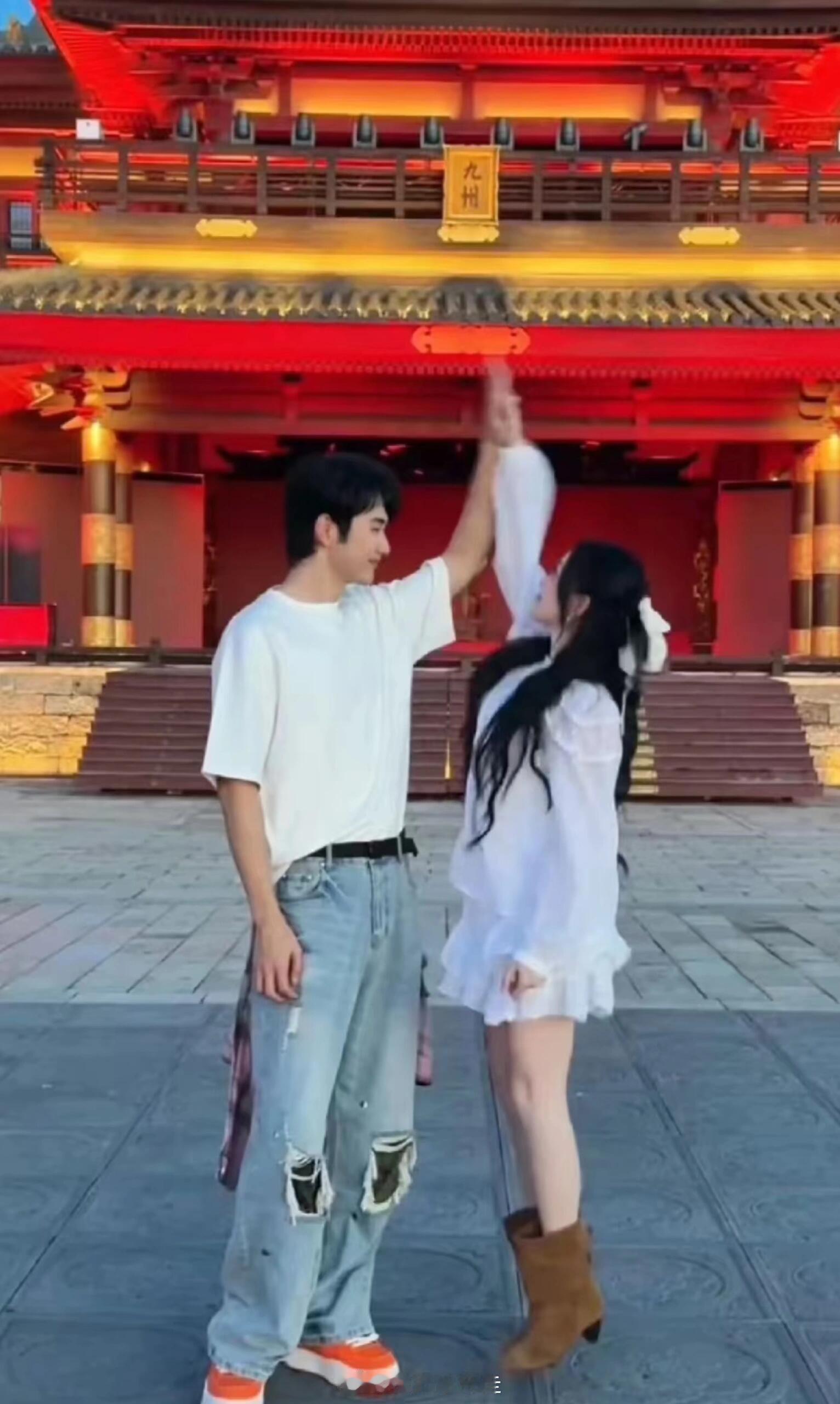 金莎也是霸总小说忠实粉丝孙丞潇说金莎爱听霸总情话一听“笨女人”就开怀大笑，金莎