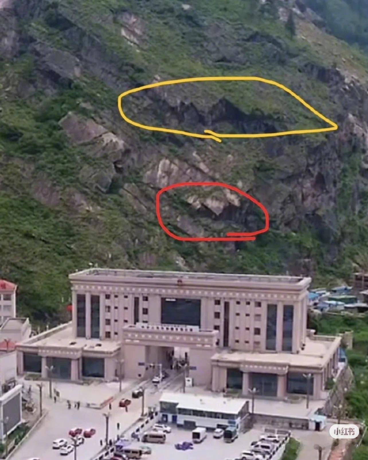对比同一特征点，看看这次泥石流多恐怖。基本上现在泥石流造出来的新地平面，就是国门