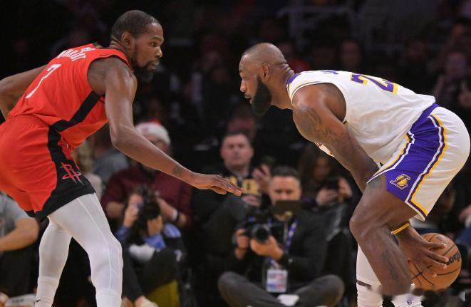 NBA常规赛，湖人在客场以100-92击败火箭。此役，詹姆斯上场33分钟，13投