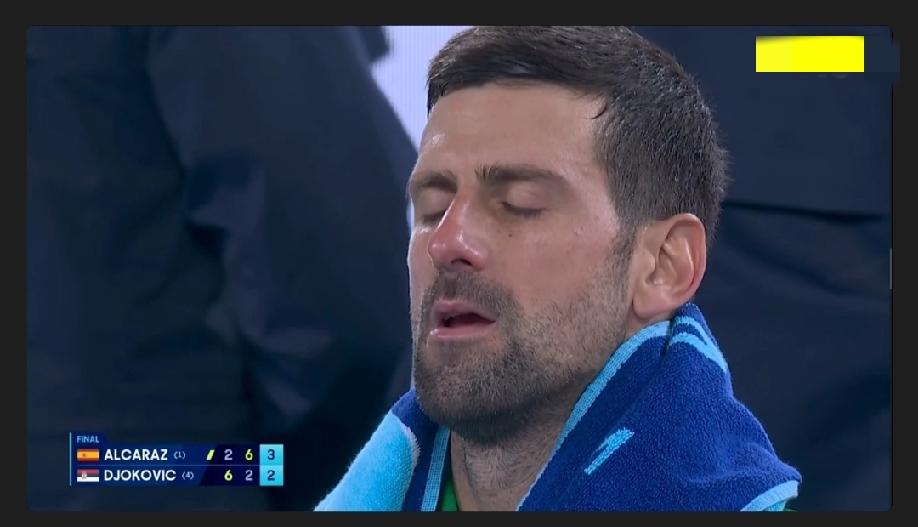 德约场面上始终处于劣势，现在他应该在冥想如何才能不被阿卡调动出场外！目前场上的