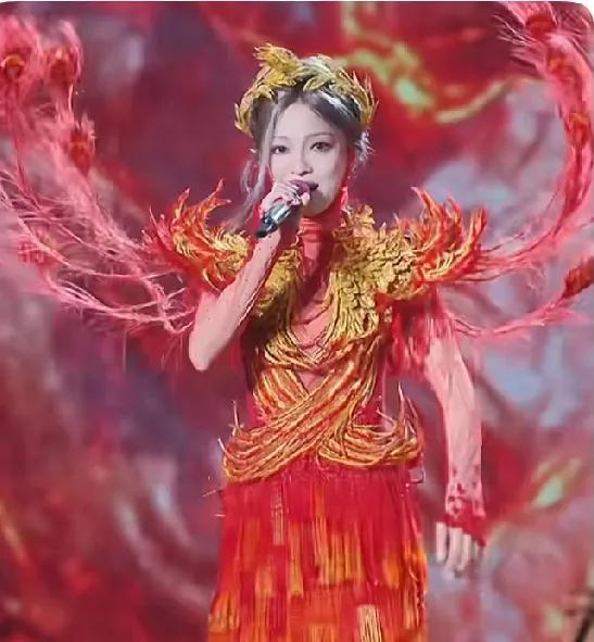 好好奇张韶涵的造型师到底是谁，怎么做到每一套都那么惊艳？这套重手工打造的火凤