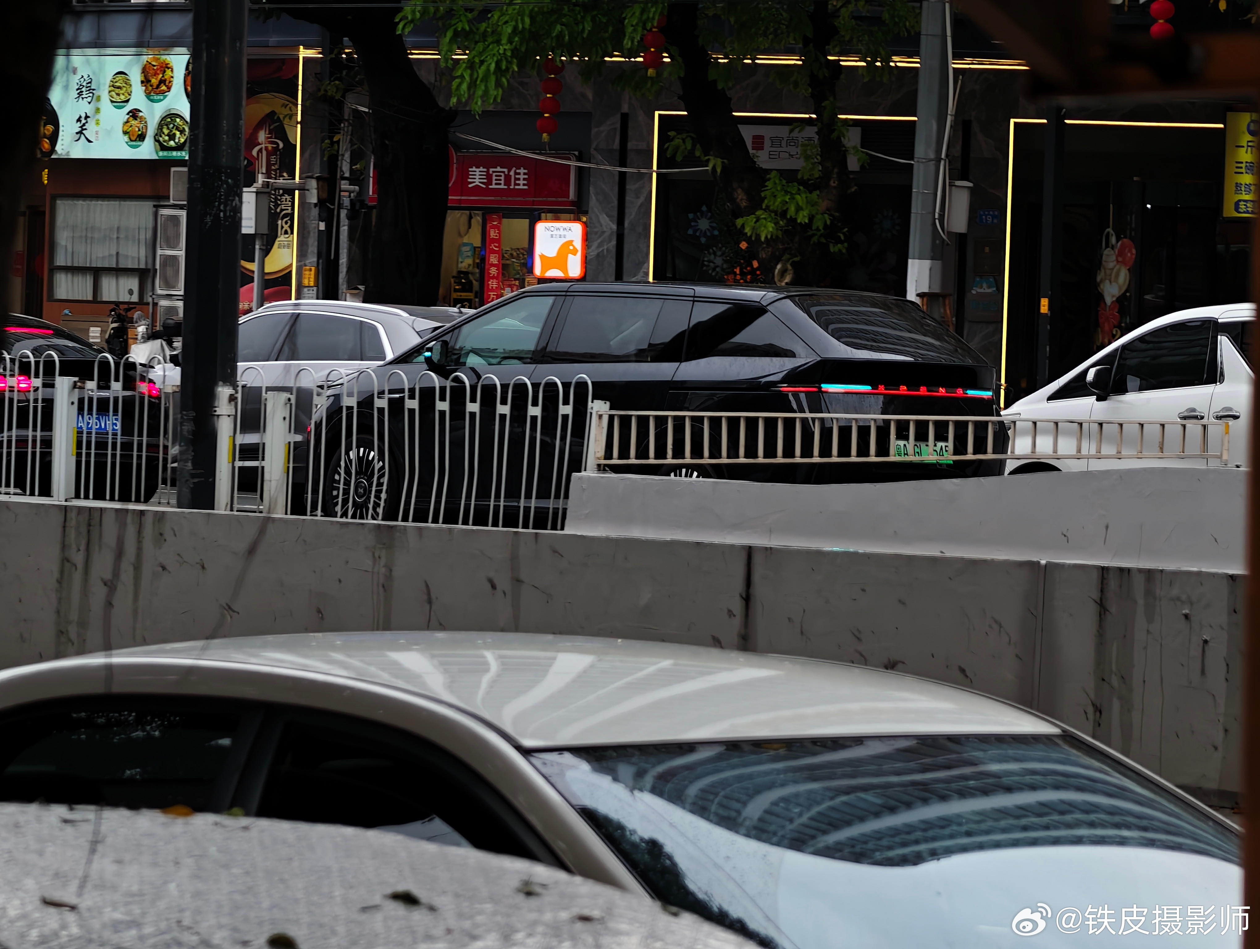 茶餐厅里面正在吃多士，抬头一看，鹏厂这个蓝灯可以！终于算是比较显眼可以远距离就觉