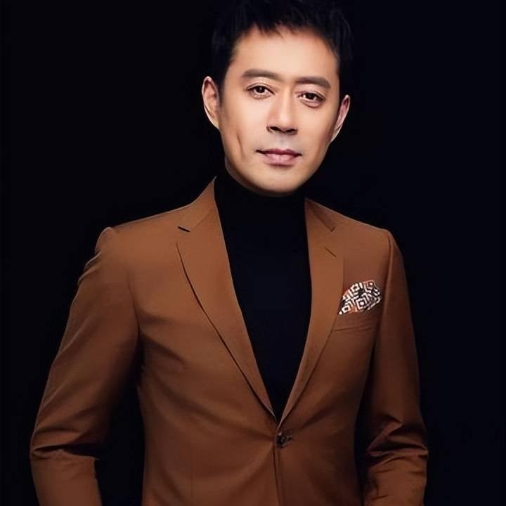 演员颖儿说：“在拍《六姊妹》的时候，我觉得父亲最疼的就是我演的何家艺。”可饰