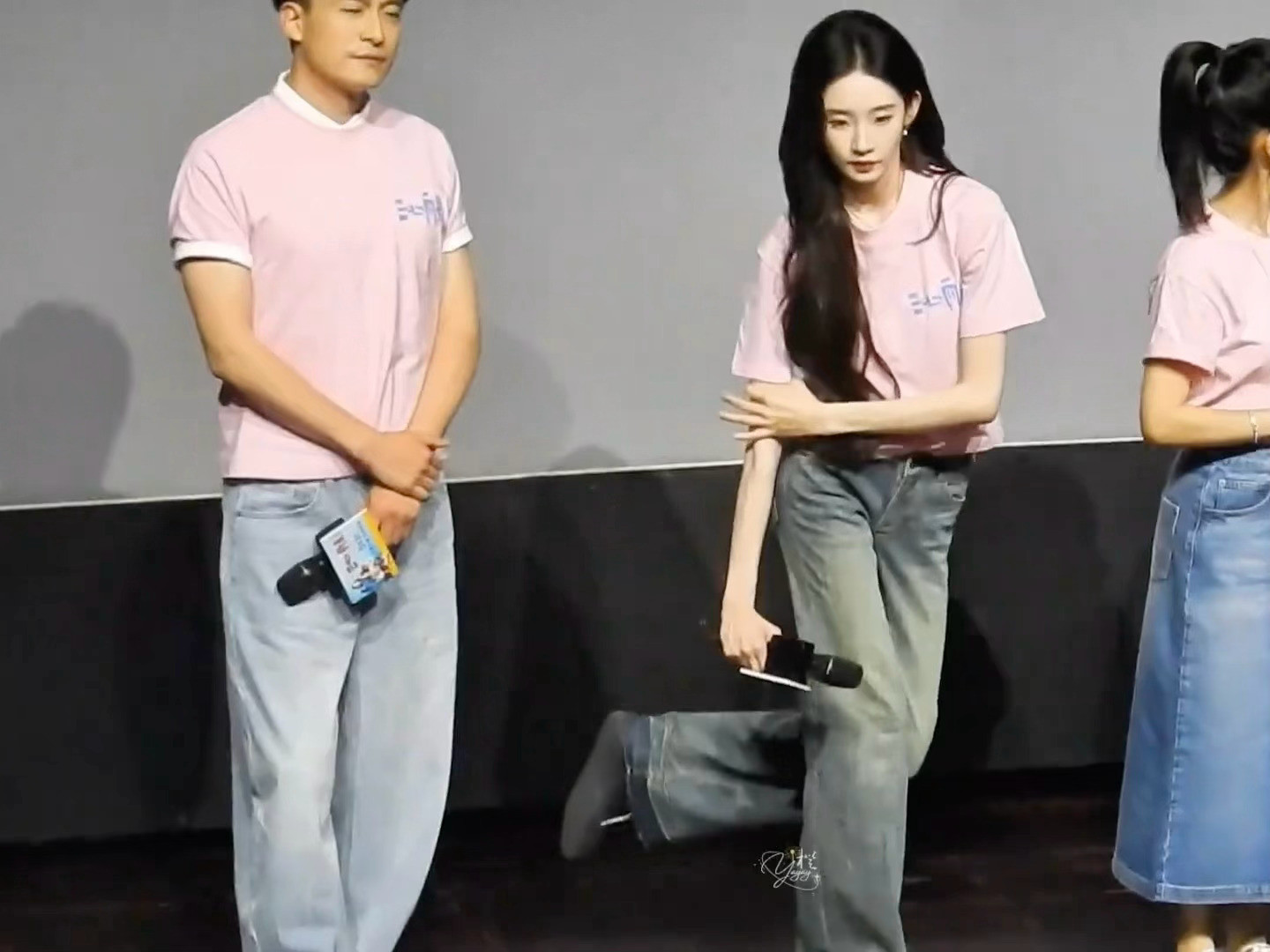 张艺凡人前女明星人后不认识张艺凡一天一个小品，线下活动出场时的张艺凡大明星闪亮