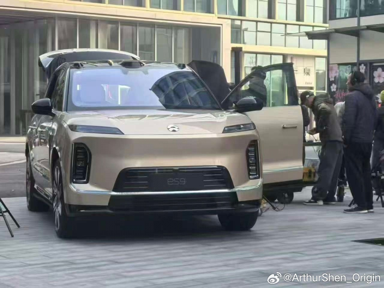 蔚来ES9的清晰路透照片。这个体量是真得巨大，车身比例，特别是后半部分给你一种游