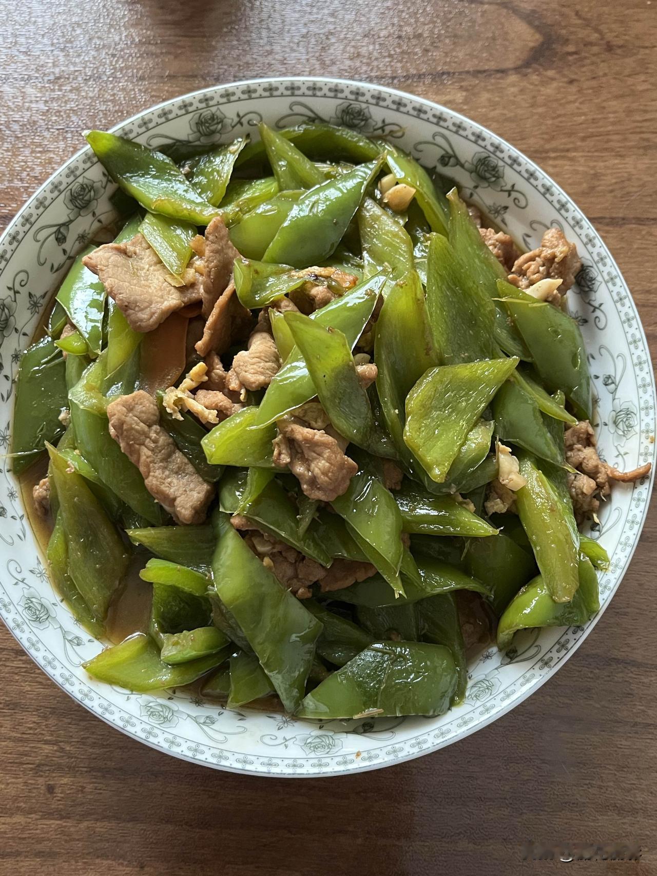 好友们晚上好！周末愉快，晚餐香香！今天的晚餐：辣椒炒肉清蒸鲈鱼窝头玉米果