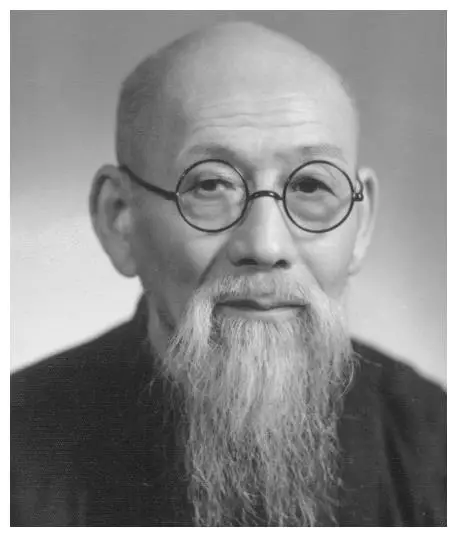 1931年，宋美龄陪老夫人到杭州玩了数日，花了13780元公款，张难先找蒋介石讨