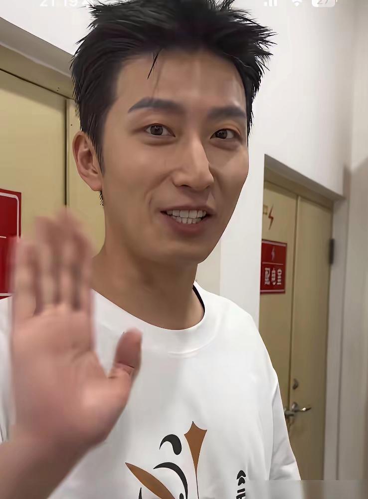 何超莲生孩子这事，反转了。从结婚时喊着要生一支足球队，到婚后一年说随缘，再到后来强调35岁前不生，重