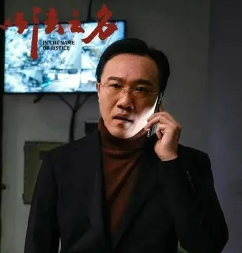 《以法之名》配角熊磊面目狰狞，凶神恶煞，他把黑社会的恶、狠、残暴演绎的淋漓尽
