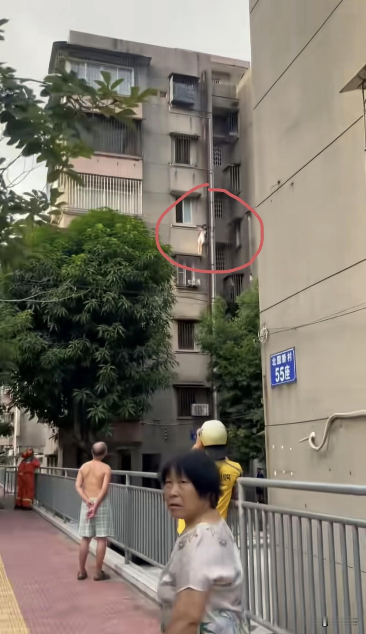 不懂就问，这是充气娃娃还是真人？
