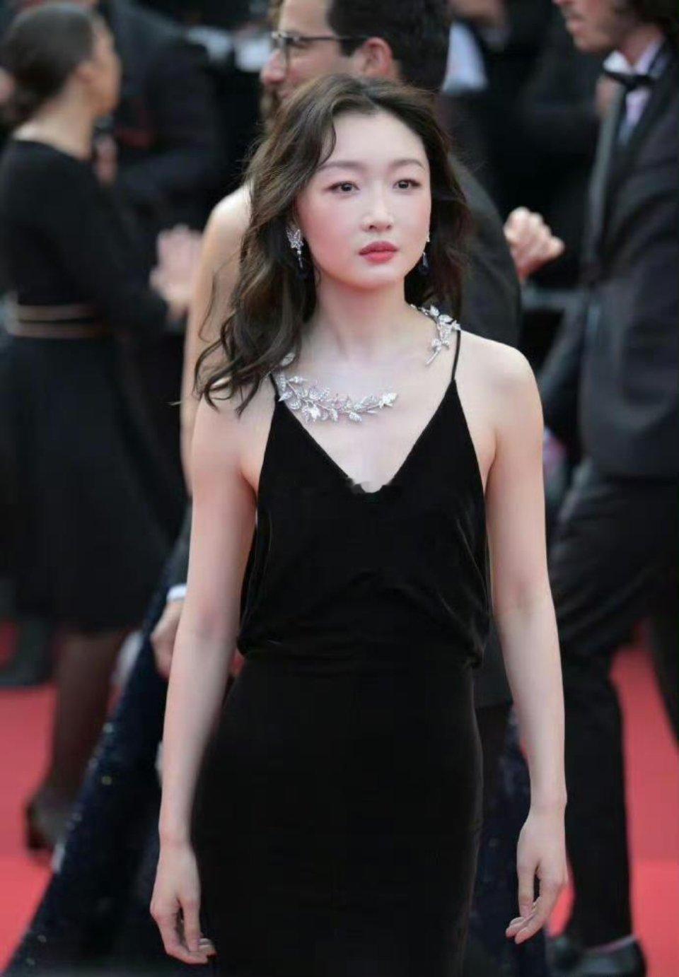 未婚未孕就是显年轻啊，没想到周冬雨居然把志玲姐姐比下去了！​​​