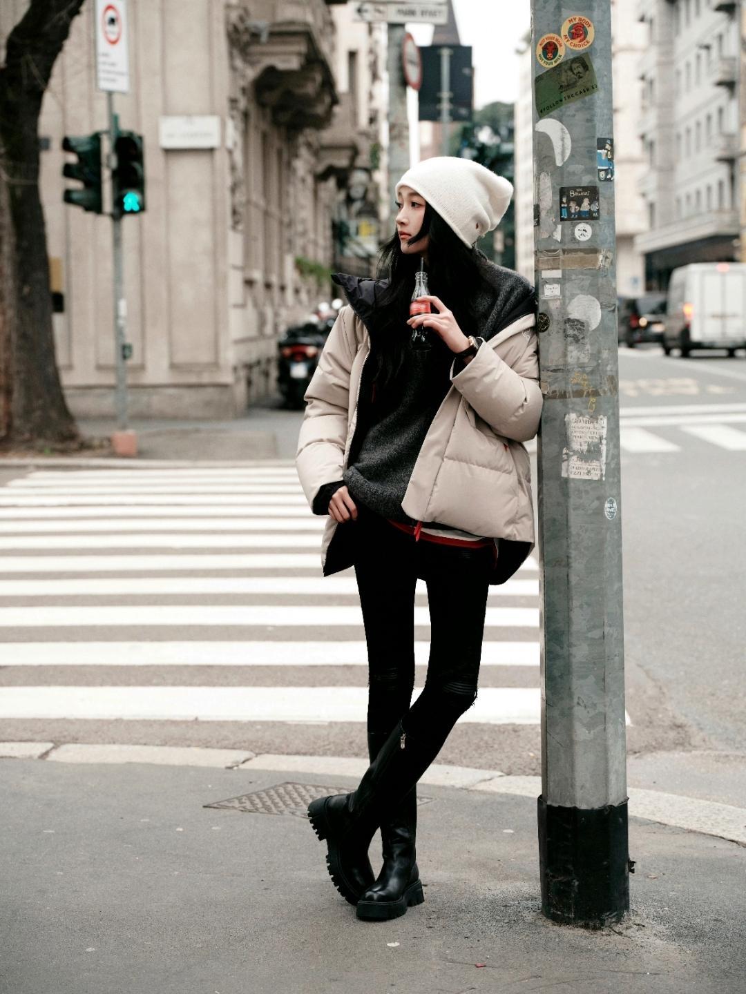 当米兰的冷调街景遇上暖调穿搭，关晓彤这组街拍把“随性高级”的氛围感拉满了。浅