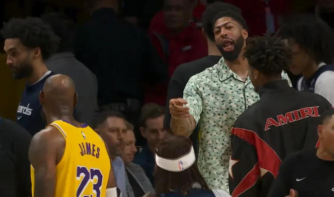 詹姆斯：兄弟，你的球队不禁打呀！浓眉：大哥，我都没上，我上的话帽你八个你信不信