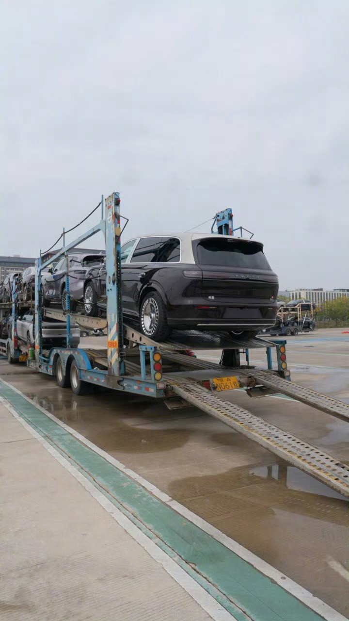 岚图泰山作为东风高端旗舰SUV，依托东风五十余年造车积淀与800V高压平台，搭载