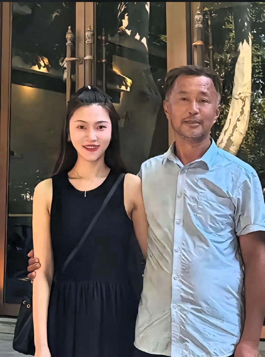 今天是七夕节也不知今年沈巍先生会不会像往年一样，和晓晓在一起在公园里，