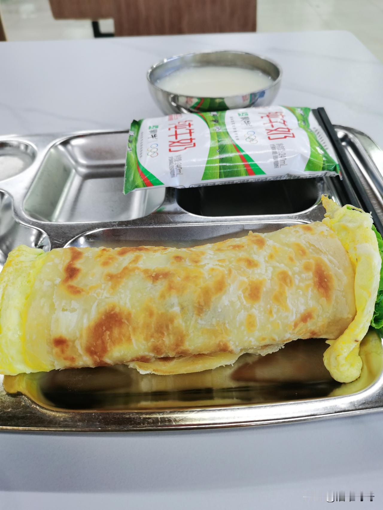 中午去食堂打饭，指着红烧肉窗口：“阿姨，多来点肉！”阿姨大勺一挥，大半勺土豆盛