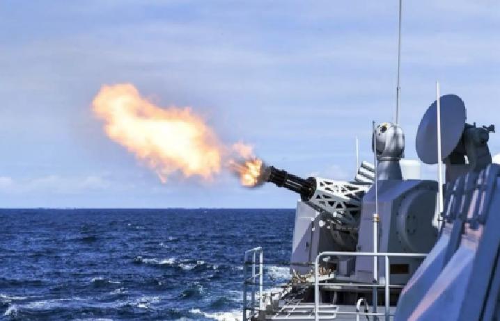 黄岩岛交锋进入新阶段！菲律宾公务船前天主动冲撞我海警船，彻底玩火。当时我方船只正