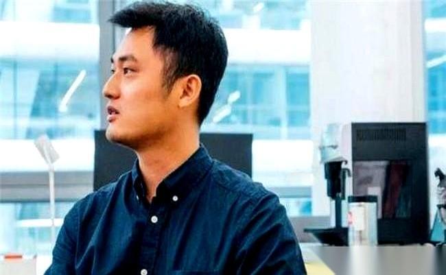 手机一响，到账147万。人还在格子间里，对着电脑发呆，月薪五千。几天后，又来了