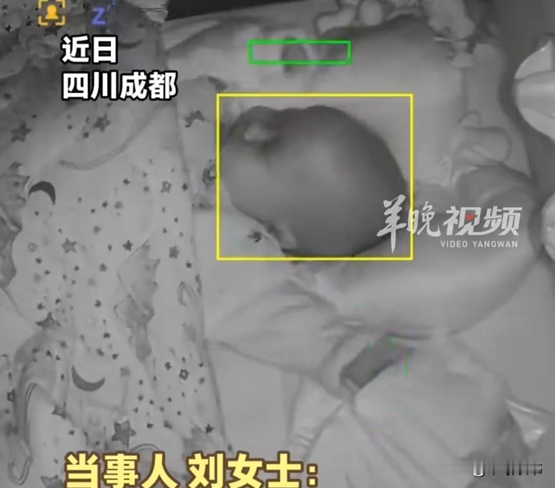 成都，一宝妈给4个月大宝宝换完尿不湿后，随手放在床边。谁知，小家伙天性好动，竟把