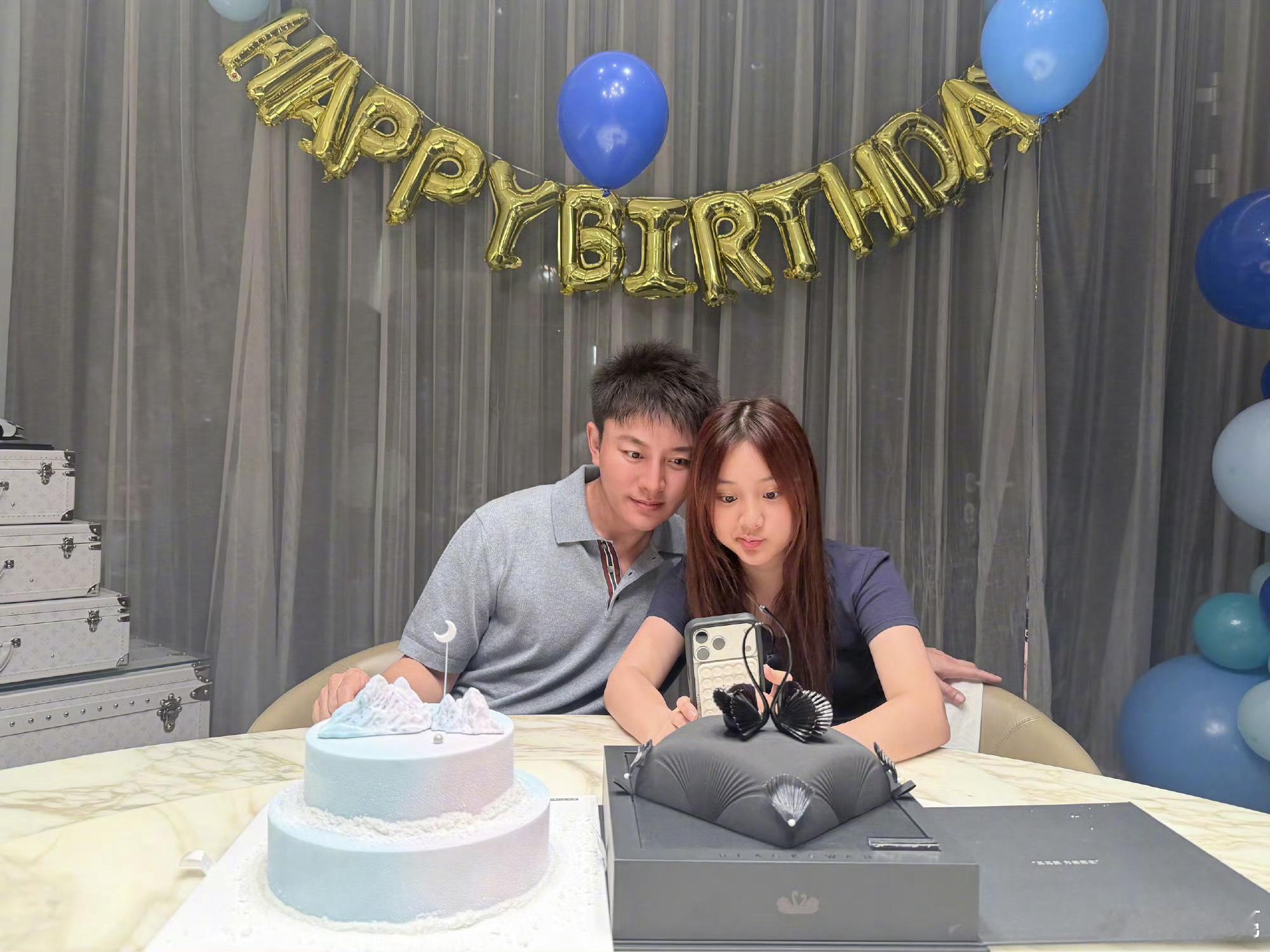 贾乃亮生日女儿甜馨亲自下厨给爸爸准备生日宴，亮哥感慨，最幸福的事，就是有你在身边