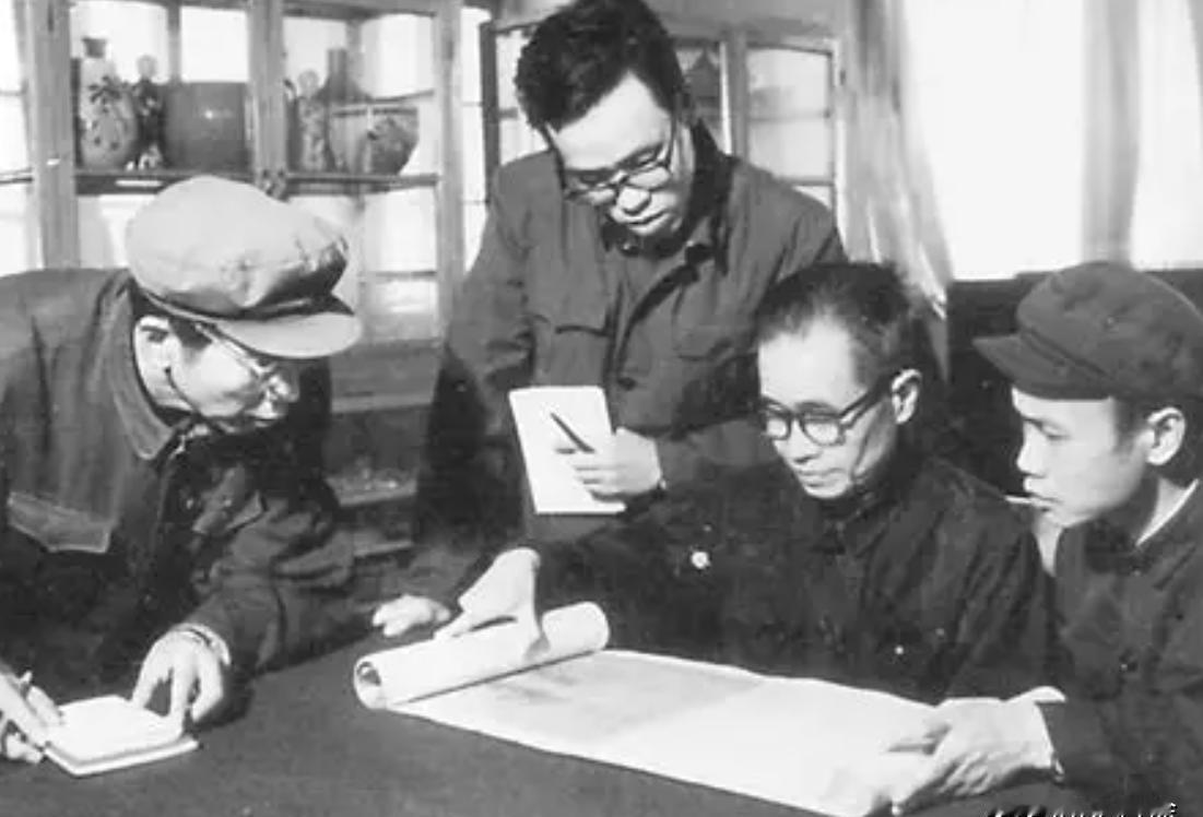 1980年，谷牧副总理收藏了十件明末抗清名将史可法的墨迹，找了几位鉴赏家看了都说