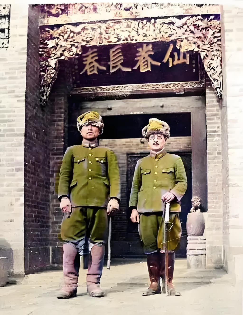 1938年太原,日本军官在阎锡山府邸留影,门额上的“仙眷长春”牌匾为阎锡山亲笔题
