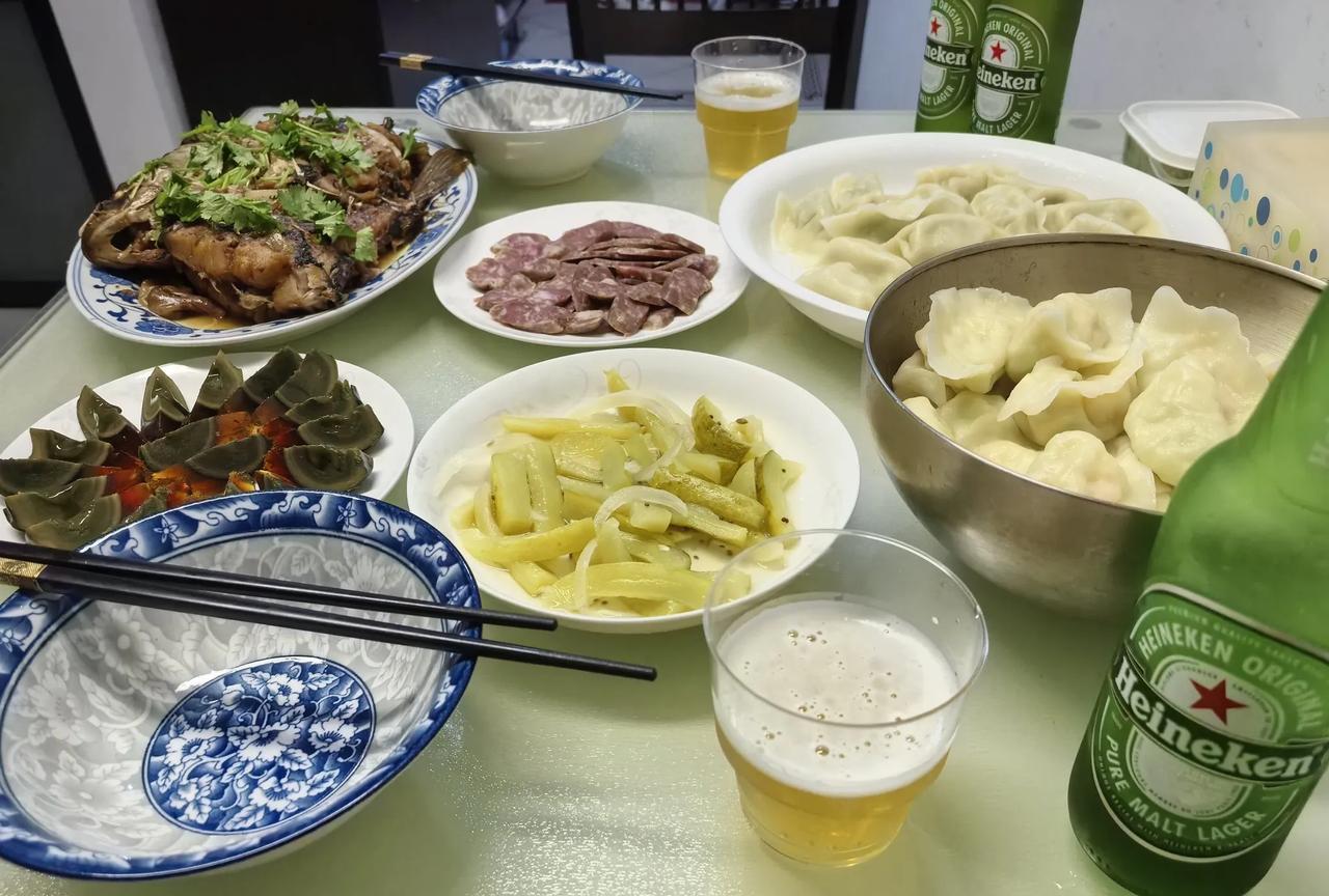 晚上跟我大姑姐小酌了一下。中午大姐给我打电话，说去菜园摘了点玉米，都煮熟了，等我