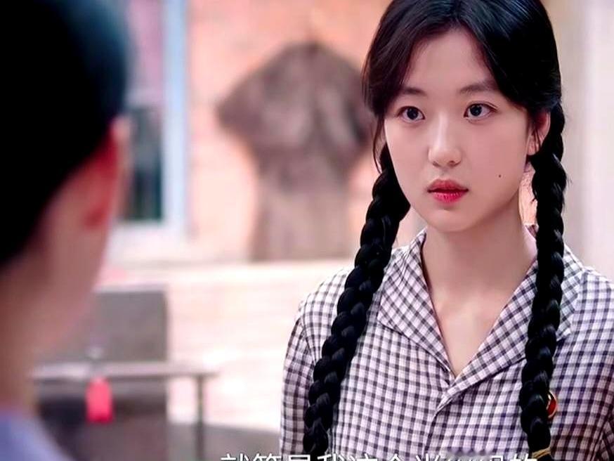 姐姐掏出一沓钱硬塞给弟媳，弟弟一把抓过来直接塞进媳妇手里。方穆静这钱递出去