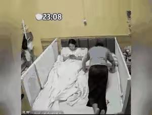 这个男子挺自律的，做俯卧撑、仰卧起坐，虽然做不了几个。应该早睡，睡前多做个几