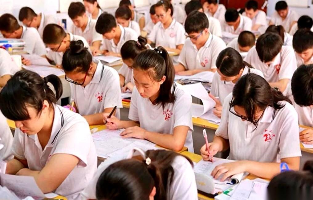 我跟你说，高中能不能考高分，尤其物理这科，真跟孩子聪不聪明关系不大。它就是一场