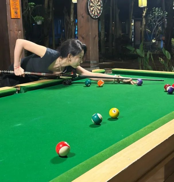 汪峰女朋友森林北打台球又美又飒！